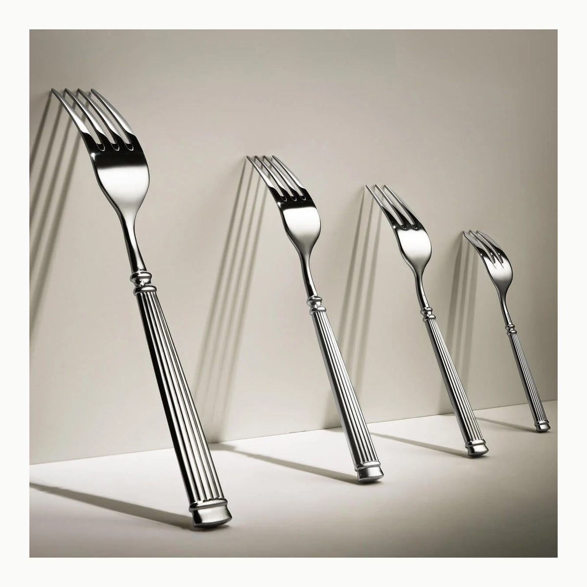 Tenedor de mesa de acero inoxidable genérico